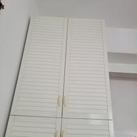 Armadio bianco in legno