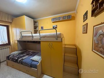 Letto a castello con armadi