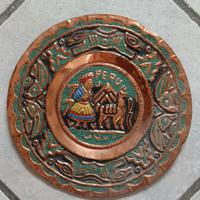 Piatto inciso a sbalzo in rame