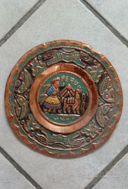 Piatto inciso a sbalzo in rame