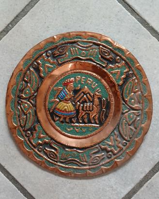 Piatto inciso a sbalzo in rame