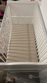 Lettino in legno per bambini