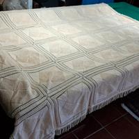 Copriletto artigianale  lavorato a rilievo 