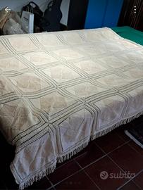 Copriletto artigianale  lavorato a rilievo 