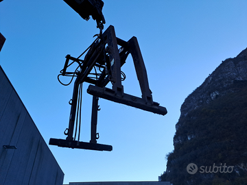 Pinza per pacchi con rotore