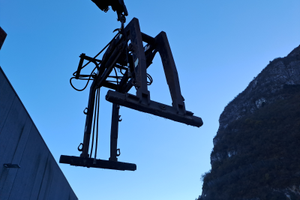 Pinza per pacchi con rotore