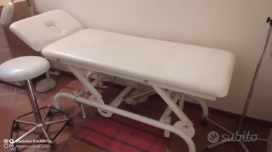 Lettino motorizzato da fisioterapia