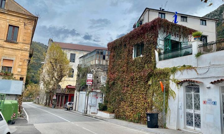 Ampio locale in costiera amalfitana