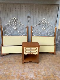 Coppia lettini in ferro battuto e comodino