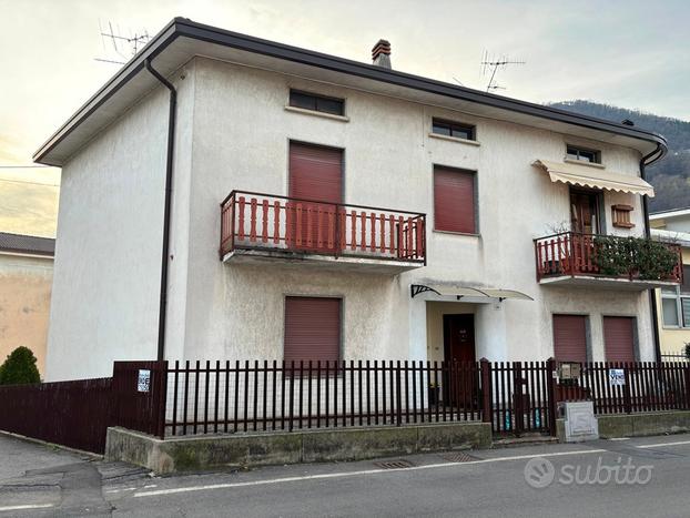 Casa singola con giardino e 2 autorimesse