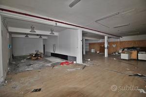 Deposito 673 mq in centro città Gravina di Catania