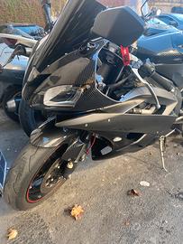 Yamaha R6 con carene nuove e cambio elettronico