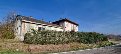 Casa indipendente di 200 m² con 5 locali e box aut