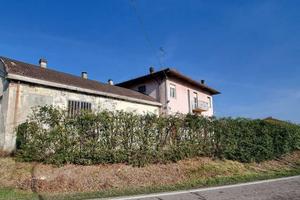 Casa indipendente di 200 m² con 5 locali e box aut