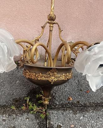 Lampadario '900 ottone bronzo e rose vetro lattimo