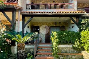 VILLA A SCHIERA A SANTA MARINA