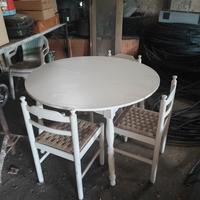 Tavolo rotondo con sedie