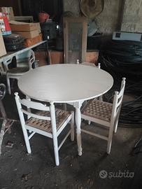 Tavolo rotondo con sedie