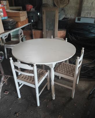 Tavolo rotondo con sedie