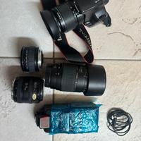 Macchina fotografica Canon con obbiettivi