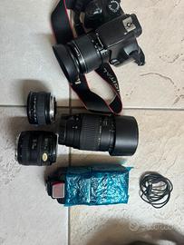 Macchina fotografica Canon con obbiettivi
