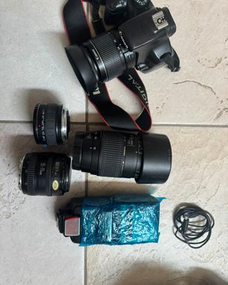 Macchina fotografica Canon con obbiettivi