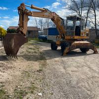 Escavatore gommato liebherr 902