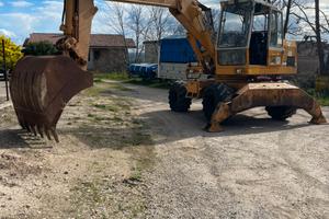 Escavatore gommato liebherr 902