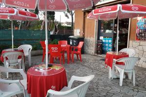 Bar storico con spazio esterno