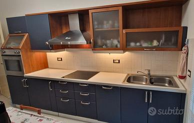 CUCINA BUONO STATO CON ELETTRODOMESTICI