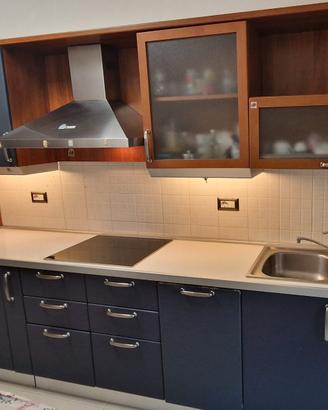 CUCINA BUONO STATO CON ELETTRODOMESTICI