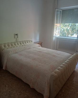 Letto matrimoniale in pelle
