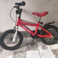 bicicletta con rotelle e casco