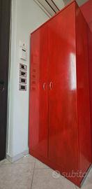 armadio in legno a due ante
