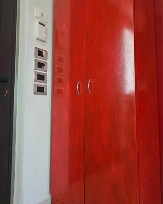 armadio in legno a due ante