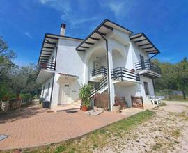 VILLA IN POSIZIONE COLLINARE A GUALDO C