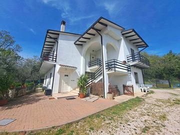 VILLA IN POSIZIONE COLLINARE A GUALDO C