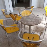 Nove sedie e tre tavoli  in buono stato