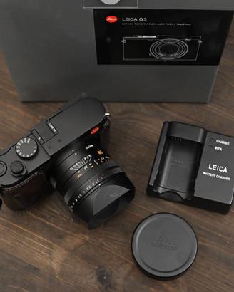 Leica Q3 con scatola e accessori