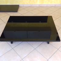 Tavolino con piano in vetro nero