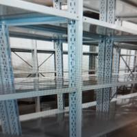 Scaffale metallo con ripiani regolabili