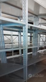 Scaffale metallo con ripiani regolabili