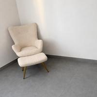 Poltrona design in bouclé con poggiapiedi