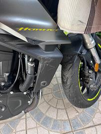 Honda Hornet 750 con segni da caduta