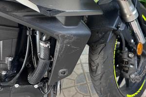 Honda Hornet 750 con segni da caduta