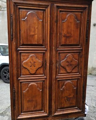 Armadio antico in legno massello da monastero