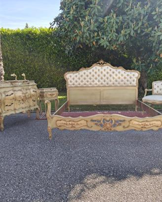 Camera veneziana barocca( letto, poltroncine).
