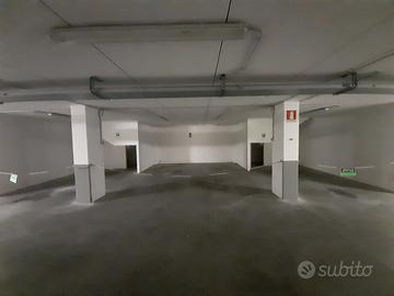Posti auto sotterranei ampi con mini ripostiglio