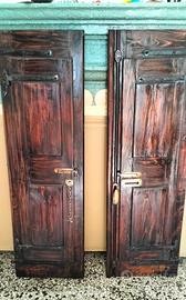 In legno massello, infisso tradizionale sardo