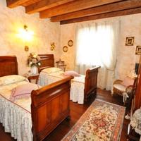 letto matrimoniale e due singoli stile antico